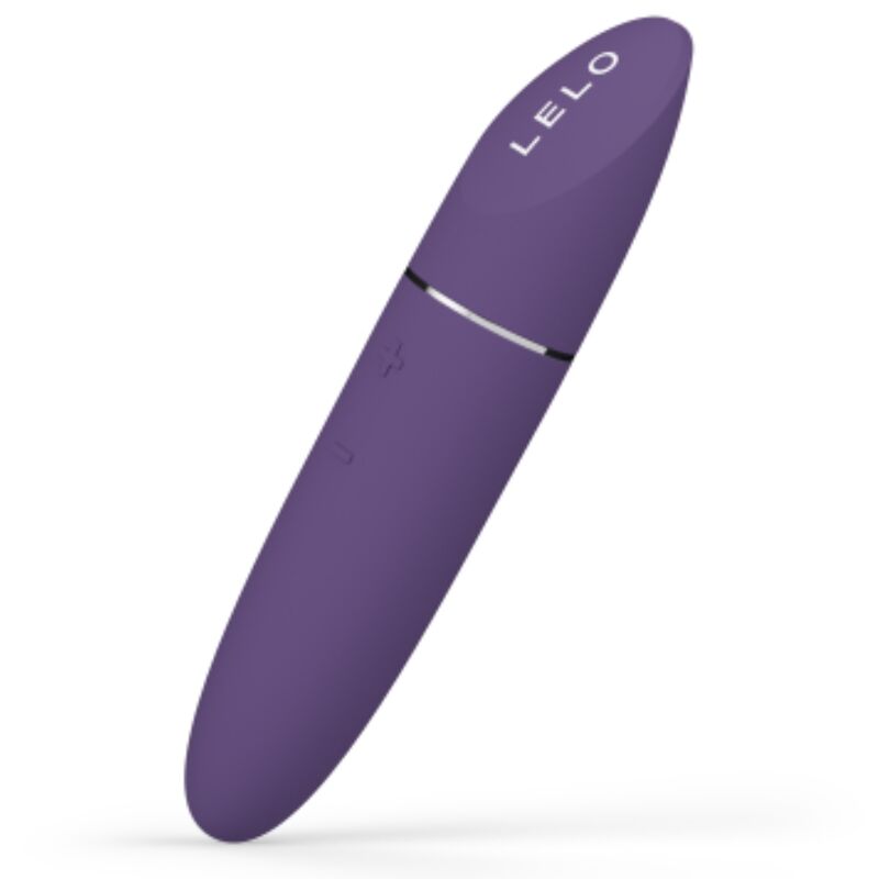 LELO Mia 3 Vibrador Pessoal Discreto Roxo: Fotografia editorial premium com iluminação de estúdio sofisticada em fundo escuro, focando no dispositivo roxo ao lado da sua tampa, demonstrando a inconfundível estética de um batom de alta costura.