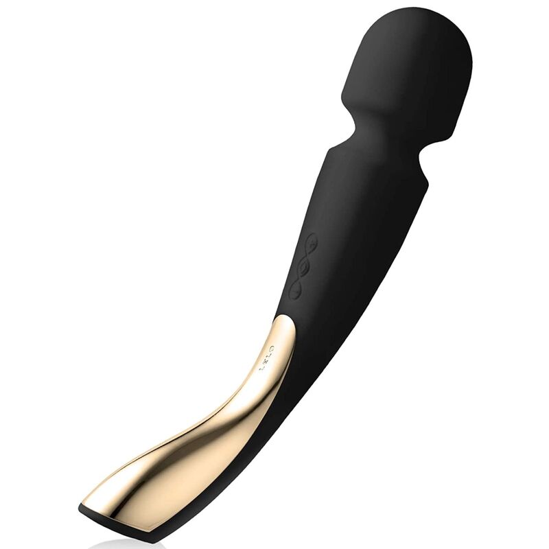 LELO Smart Wand 2 Medium Varinha Massageadora Preta: Fotografia editorial de luxo com iluminação minimalista focando no massageador no tamanho médio preto mate, exibindo a cabeça esférica acetinada e o cabo ergonómico estriado.