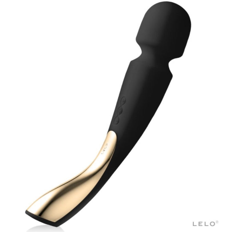 LELO Smart Wand 2 Varinha Massageadora Preta: Fotografia editorial premium com iluminação de estúdio minimalista, focando no massageador corporal preto de silicone fosco, evidenciando as suas linhas elegantes e a cabeça esférica flexível.