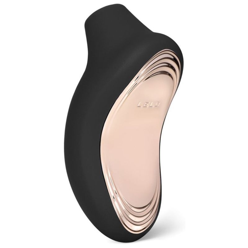 LELO Sona 2 Estimulador Sónico de Segunda Geração: Fotografia editorial premium com iluminação minimalista focando no estimulador clitoriano Sona 2 em preto mate, destacando os contornos esculpidos e a boca de estimulação mais profunda.