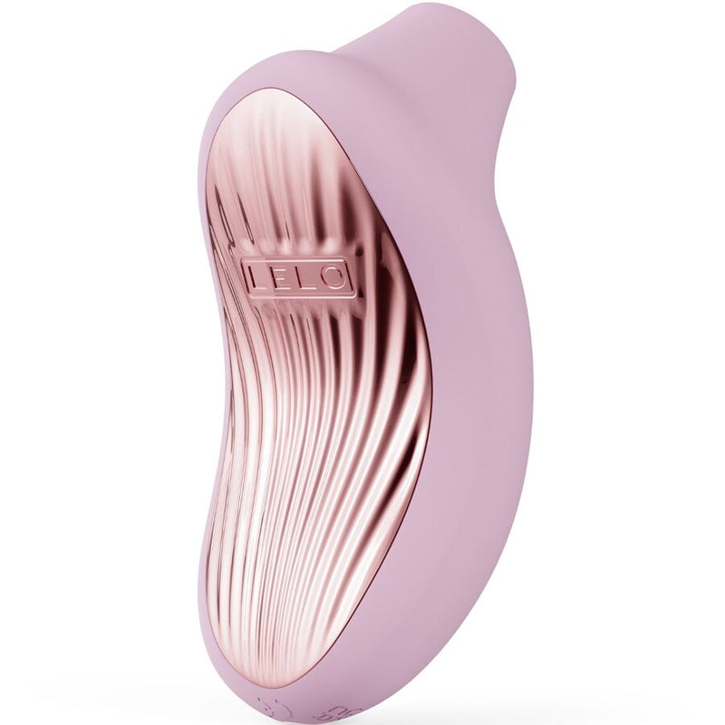 LELO Sona 3 Cruise Estimulador Sónico Rosa Claro: Fotografia de estúdio premium com iluminação minimalista e sofisticada, focando no estimulador clitoriano Sona 3 Cruise em tom rosa claro mate, destacando os contornos fluidos do bocal otimizado.
