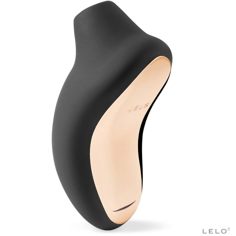 LELO Sona Estimulador Sónico Preto: Fotografia de estúdio premium com iluminação de alta costura em fundo escuro, focando no estimulador clitoriano preto de silicone fosco, destacando a sua boca de sucção ergonómica e os botões de controlo estilizados.