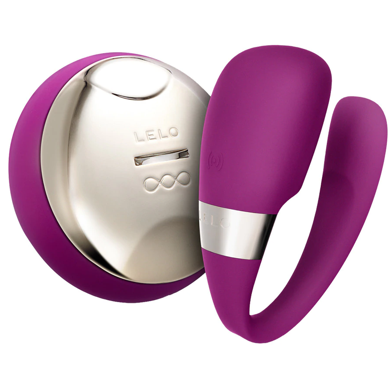 LELO Tiani 3 Vibrador para Casais Deep Rose: Fotografia editorial de luxo com iluminação de estúdio premium, focando no vibrador em formato 