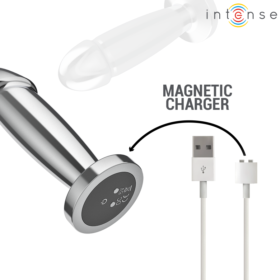 Plug Anal Vibrante de Metal Intense S: Fotografia premium de estúdio com iluminação suave em fundo escuro, focando no plug de alumínio polido com acabamento espelhado, posicionado de forma clean ao lado do seu comando à distância compacto. Diamo