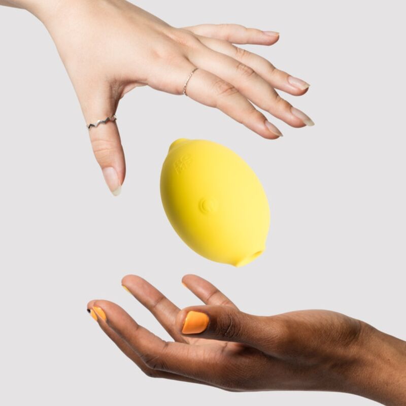Romp Lemon Crush: Fotografia editorial destacando o design compacto e a cor vibrante do estimulador.