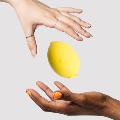 Romp Lemon Crush: Fotografia editorial destacando o design compacto e a cor vibrante do estimulador.