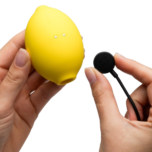 Romp Lemon Crush: Fotografia editorial destacando o design compacto e a cor vibrante do estimulador. diamora