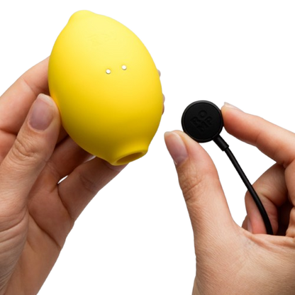 Romp Lemon Crush: Fotografia editorial destacando o design compacto e a cor vibrante do estimulador. diamora