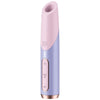 Satisfyer Bold Kiss Wave Estimulador de Clitóris Rosa/Violeta: Fotografia editorial de alto impacto com iluminação vibrante, focando no contraste entre os tons de rosa e violeta, destacando a ergonomia do design.