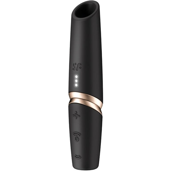Satisfyer Perfect Kiss Wave Estimulador de Clitóris: Fotografia editorial de alto luxo com iluminação quente, focando no contraste entre o corpo preto mate e os detalhes dourados, destacando a elegância do design.