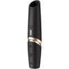Satisfyer Perfect Kiss Wave Estimulador de Clitóris: Fotografia editorial de alto luxo com iluminação quente, focando no contraste entre o corpo preto mate e os detalhes dourados, destacando a elegância do design.