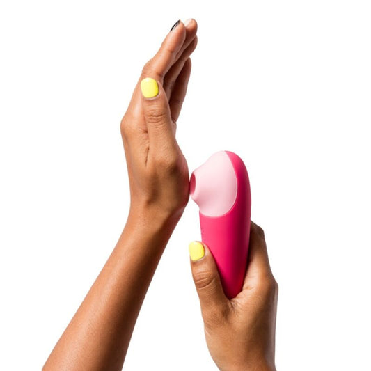 Tecnologia de Ondas de Pressão: Foco macro no bocal de silicone médico, ilustrando a câmara interna que gera o estímulo por ar sem contacto mecânico.