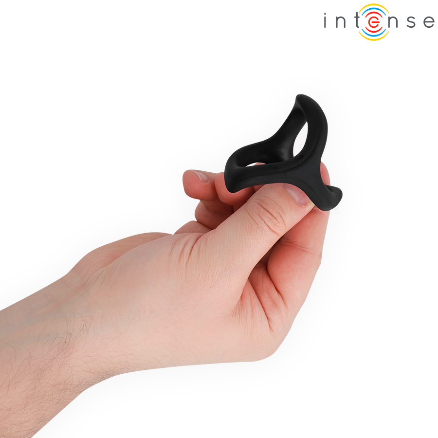 Tripla Retenção: Foco nos três anéis integrados desenhados para envolver e potenciar a base masculina de forma estável.