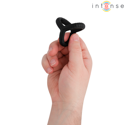 Tripla Retenção: Foco nos três anéis interligados desenhados para esculpir e maximizar o fluxo sanguíneo na base masculina.