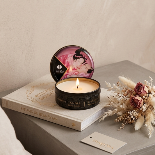 Vela de Massagem Shunga Rosas: O requinte do aroma floral transformado em óleo quente.