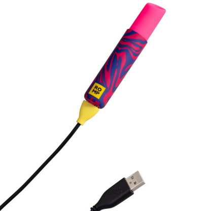 Vibrador Batom ROMP Whisper: Estimulador clitoridiano discreto nas cores bordô e ouro, exibido na vertical com a tampa aberta ao lado. Diamora