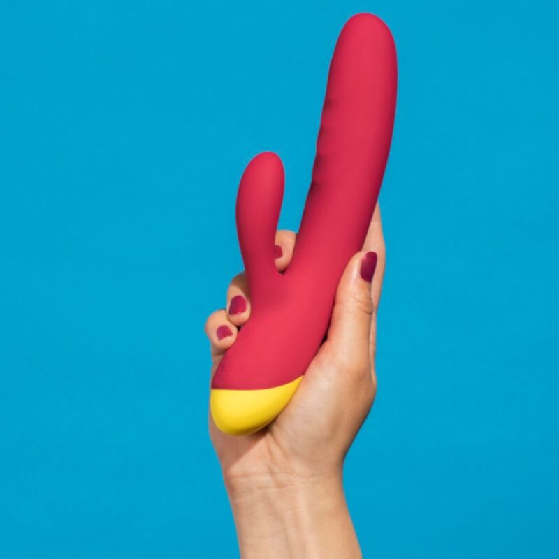 Vibrador Coelho ROMP Jazz: Estimulador de dupla ação em silicone premium vermelho, exibido de frente destacando as orelhas do estimulador externo e o eixo texturado.