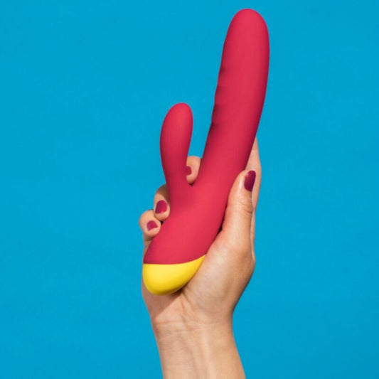 Vibrador Coelho ROMP Jazz: Estimulador de dupla ação em silicone premium vermelho, exibido de frente destacando as orelhas do estimulador externo e o eixo texturado.