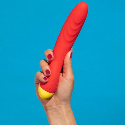 Vibrador Multifuncional ROMP Hype: Estimulador de dupla ação para ponto G e clitóris em silicone premium vermelho, exibido de perfil destacando a sua silhueta anatómica.