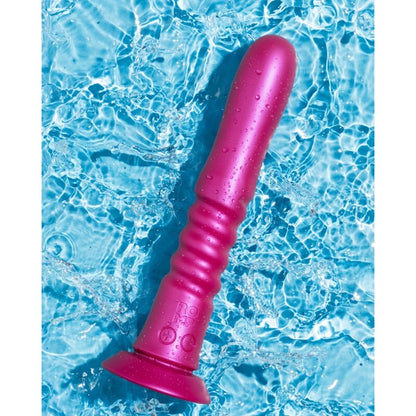 Vibrador ROMP Jiggle: Estimulador com movimento de translação mecânica em silicone rosa, exibido fixado horizontalmente pela sua ventosa.