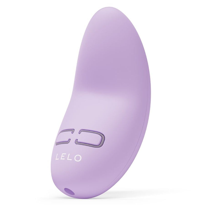 LELO Lily 3 Personal Massager Lavanda: Fotografia editorial premium com iluminação de estúdio refinada em fundo escuro, focando no massageador compacto em tom Lavanda mate, destacando as suas curvas limpas e tamanho portátil.